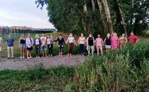 Новые люди помогают жителям поселка спасти тополиную рощу Новые люди помогают жителям поселка спасти тополиную рощу