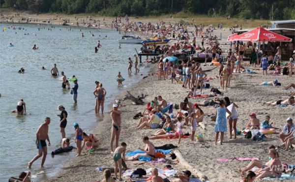 Новосибирцы заполонили пляжи, игнорируя запреты