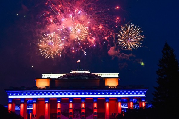 Салют и световое шоу в Новосибирске в честь звания &laquo;Город трудовой доблести&raquo; 2 июля 2020: прямая онлайн-трансляция