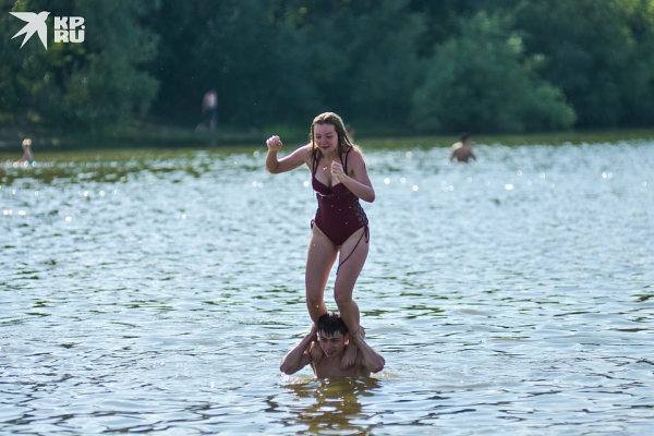 Бикини с видом на Бугринский мост: первые фото с официально открывшихся пляжей в Новосибирске