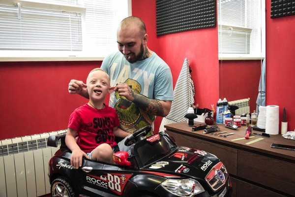 «Многие таких детей боятся, а я — люблю»: парень бесплатно стрижет маленьких аутистов и больных ДЦП «Многие таких детей боятся, а я — люблю»: парень бесплатно стрижет маленьких аутистов и больных ДЦП