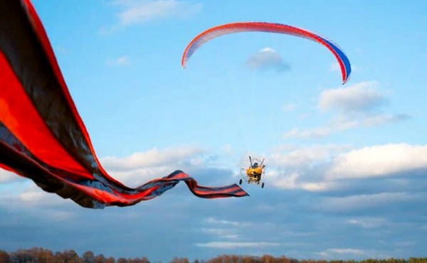 75-метровая Георгиевская лента пролетела над Новосибирском во Владивосток 75-метровая Георгиевская лента пролетела над Новосибирском во Владивосток