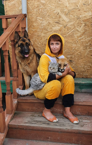 Не отдам на шапку! Сибирячка спасла лисенка со зверофермы, теперь он живет с ней, собакой и котом