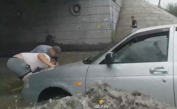 &laquo;Рельеф там такой&raquo; - когда перестанет топить площадь Труда, рассказали в мэрии