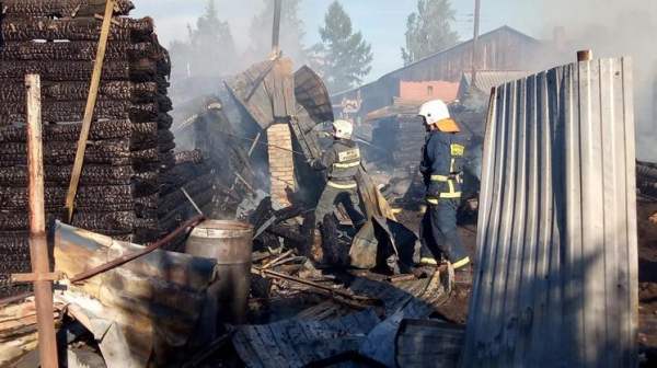 В пожаре погиб мужчина и полностью сгорели два дома в Новосибирске