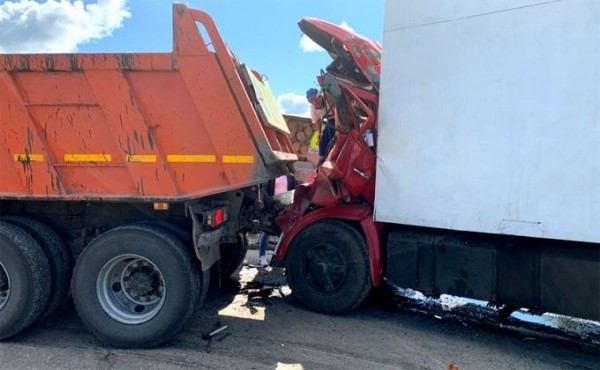 Кабину КамАЗа расплющило о другой грузовик &ndash; водитель погиб