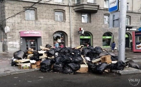 Стихийные свалки мусора растут на улицах Новосибирска