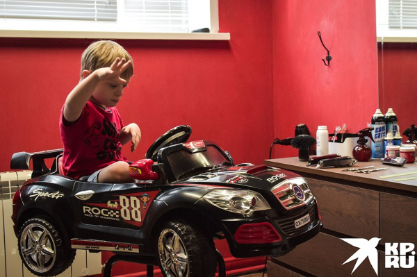 «Многие таких детей боятся, а я — люблю»: парень бесплатно стрижет маленьких аутистов и больных ДЦП «Многие таких детей боятся, а я — люблю»: парень бесплатно стрижет маленьких аутистов и больных ДЦП