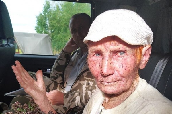 Под Новосибирском бабушку, бродившую в лесу пять дней, нашли по пакету на дереве Под Новосибирском бабушку, бродившую в лесу пять дней, нашли по пакету на дереве