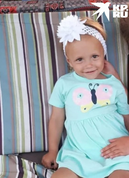 Родителей двухлетней девочки, которая выпила йогурт и умерла, обвиняют в ее избиении Родителей двухлетней девочки, которая выпила йогурт и умерла, обвиняют в ее избиении