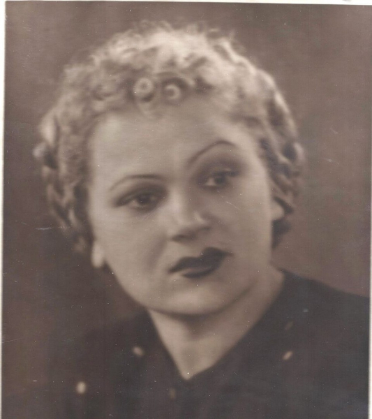 Довоенная загадка: какую тайну скрывает старая папка с фото, найденная в подвале одного из домов в Новосибирске