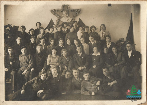 Довоенная загадка: какую тайну скрывает старая папка с фото, найденная в подвале одного из домов в Новосибирске