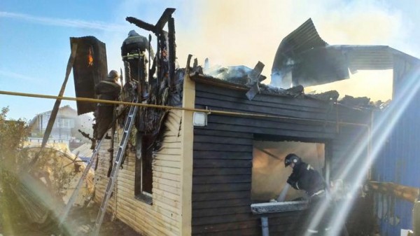 В пожаре погиб мужчина и полностью сгорели два дома в Новосибирске