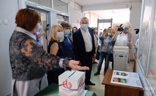Губернатор Травников проверил организацию голосования в лицее № 6 Бердска Губернатор Травников проверил организацию голосования в лицее № 6 Бердска