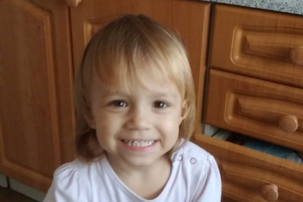 Родителей двухлетней девочки, которая выпила йогурт и умерла, обвиняют в ее избиении Родителей двухлетней девочки, которая выпила йогурт и умерла, обвиняют в ее избиении