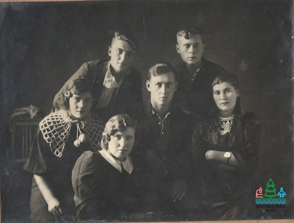 Довоенная загадка: какую тайну скрывает старая папка с фото, найденная в подвале одного из домов в Новосибирске