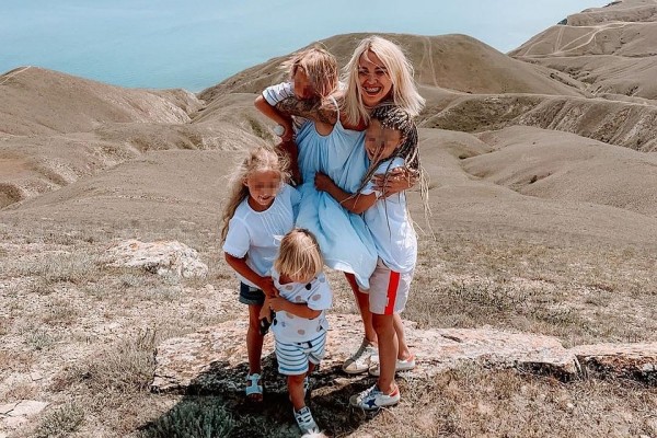 «Просто изучали биологию!»: многодетная мама-блогер объяснила, зачем пожарила медуз на глазах у детей «Просто изучали биологию!»: многодетная мама-блогер объяснила, зачем пожарила медуз на глазах у детей