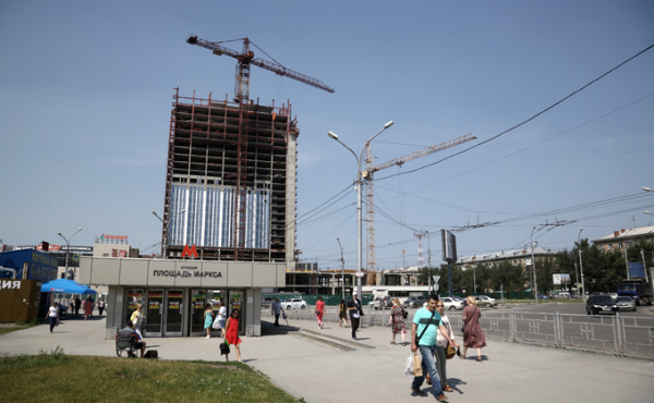 Роскошная панорама пл. Маркса открывается с высоты гостиницы «Турист» Роскошная панорама пл. Маркса открывается с высоты гостиницы «Турист»