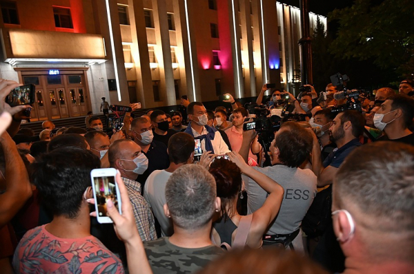 Михаил Дегтярев вышел к народу в Хабаровске и отказался возглавить митинг Михаил Дегтярев вышел к народу в Хабаровске и отказался возглавить митинг