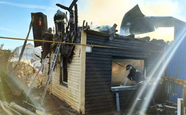 Пожар охватил сразу три дома &ndash; два полностью сгорели, есть жертвы