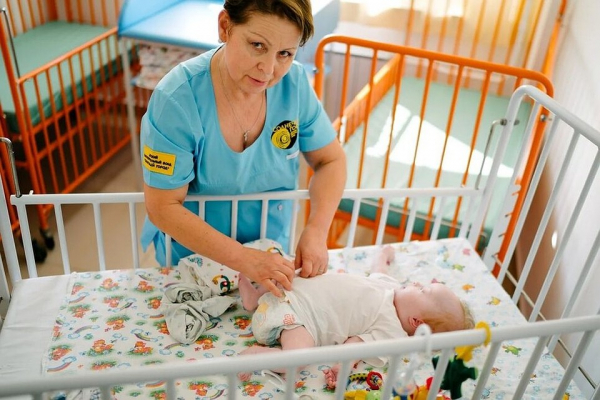 &laquo;Часто комок к горлу подступает. Я сама росла в детдоме&raquo;: откровения больничной няни из палаты для детей-сирот