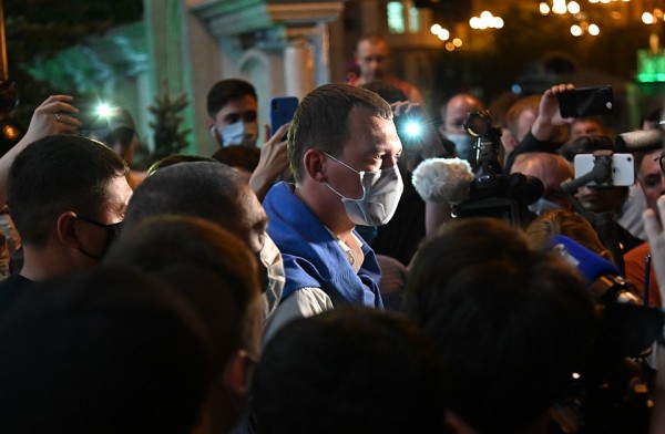 Михаил Дегтярев вышел к народу в Хабаровске и отказался возглавить митинг Михаил Дегтярев вышел к народу в Хабаровске и отказался возглавить митинг