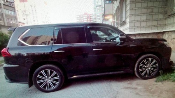 Двое новосибирцев поймали угонщика дорогой иномарки своего отца