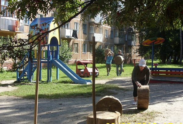 «Специально не целилась, извинилась...»: домоуправ объяснила видео, на котором обливает соседских детей водой из шланга «Специально не целилась, извинилась...»: домоуправ объяснила видео, на котором обливает соседских детей водой из шланга