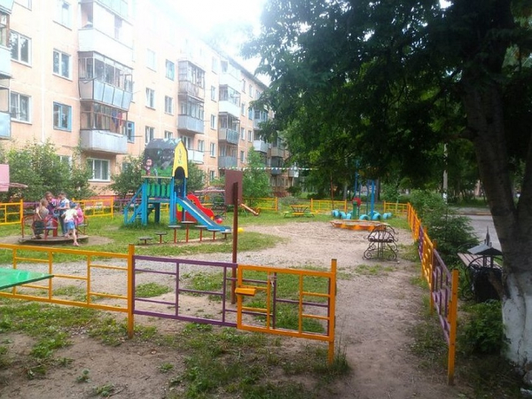 «Специально не целилась, извинилась...»: домоуправ объяснила видео, на котором обливает соседских детей водой из шланга «Специально не целилась, извинилась...»: домоуправ объяснила видео, на котором обливает соседских детей водой из шланга