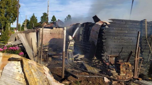 В пожаре погиб мужчина и полностью сгорели два дома в Новосибирске