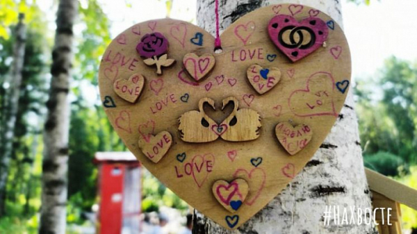 Влюбленные новосибирцы вешают дощечки вместо замков у пруда с утками 