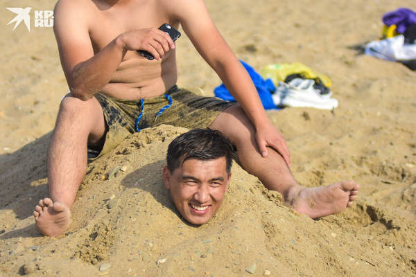 Бикини с видом на Бугринский мост: первые фото с официально открывшихся пляжей в Новосибирске