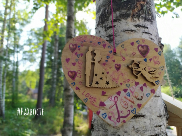 Влюбленные новосибирцы вешают дощечки вместо замков у пруда с утками 