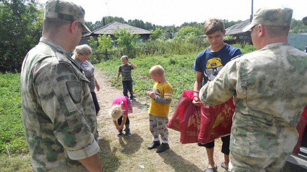Новосибирские росгвардейцы помогли многодетной семье погорельцев