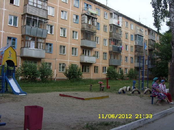 «Специально не целилась, извинилась...»: домоуправ объяснила видео, на котором обливает соседских детей водой из шланга «Специально не целилась, извинилась...»: домоуправ объяснила видео, на котором обливает соседских детей водой из шланга