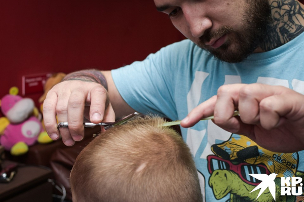 «Многие таких детей боятся, а я — люблю»: парень бесплатно стрижет маленьких аутистов и больных ДЦП «Многие таких детей боятся, а я — люблю»: парень бесплатно стрижет маленьких аутистов и больных ДЦП