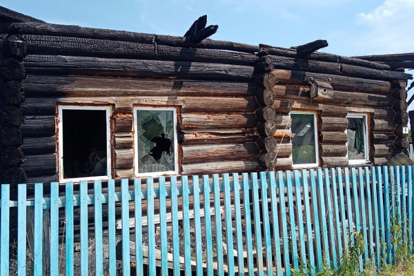 Школьник спас пятерых братьев и сестер из горящего дома, пока их мама была в магазине
