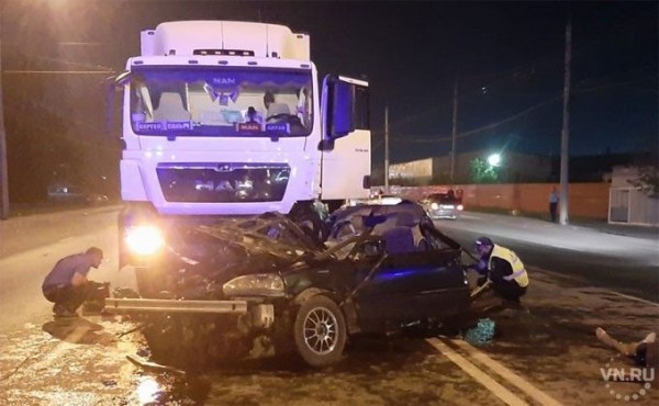 Ночью Honda врезалась в MAN &ndash; двое юношей погибли