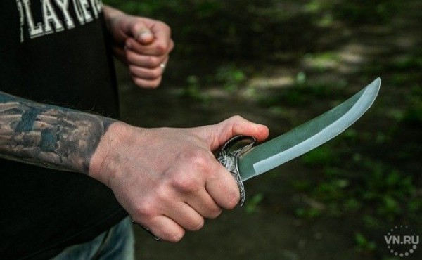 Брат порезал брата и оставил умирать на лестнице в Новосибирске