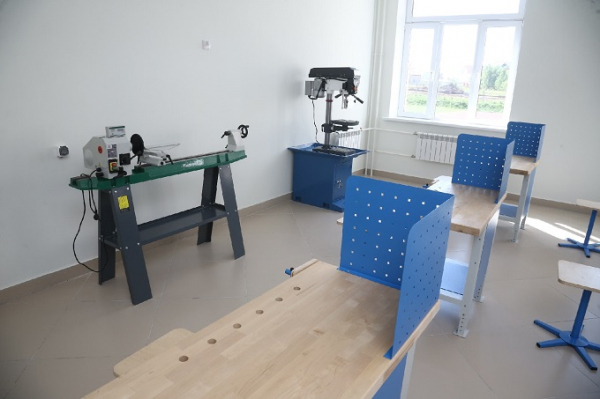 Губернатор Травников высоко оценил новую школу в Бердске на 1100 учеников