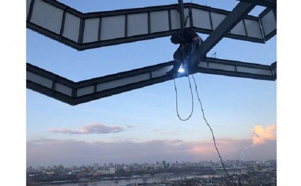 «Боюсь всегда, когда выхожу на веревку» - как промальпинисты моют небоскребы «Боюсь всегда, когда выхожу на веревку» - как промальпинисты моют небоскребы