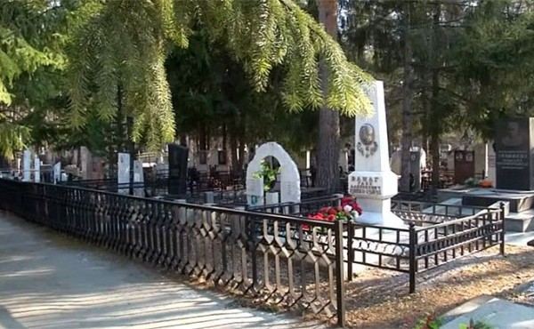 Владелец &laquo;Мерседеса&raquo; обобрал нескольких покойников на кладбище