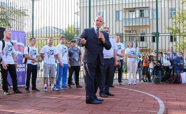 Олимпийские чемпионы поздравили жителей Ленинского района с открытием большой спортплощадки