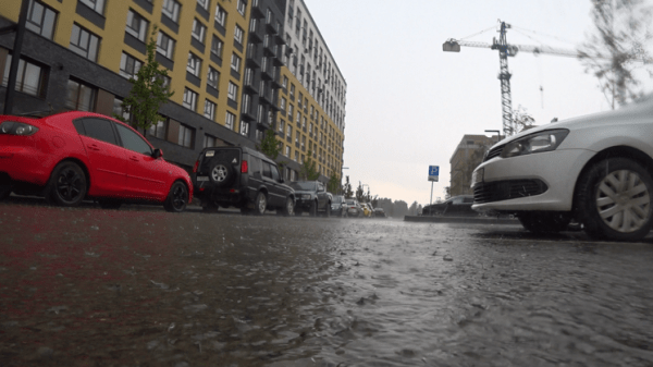 Жители Новосибирска жалуются на потопы после утреннего ливня Жители Новосибирска жалуются на потопы после утреннего ливня