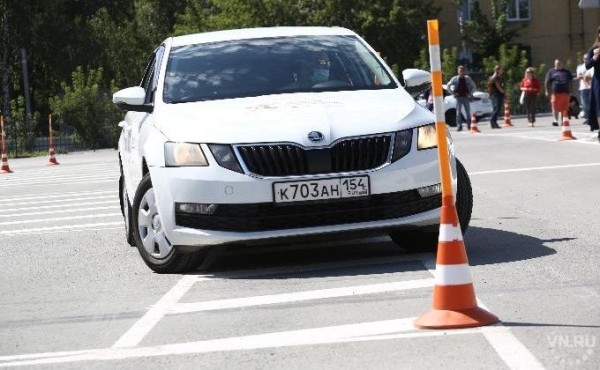 «Эта профессия девушке по зубам»: лучшая таксистка Новосибирской области