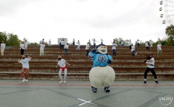 Злой снеговик тверкал с красотками на Михайловской набережной Злой снеговик тверкал с красотками на Михайловской набережной