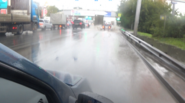 Жители Новосибирска жалуются на потопы после утреннего ливня Жители Новосибирска жалуются на потопы после утреннего ливня