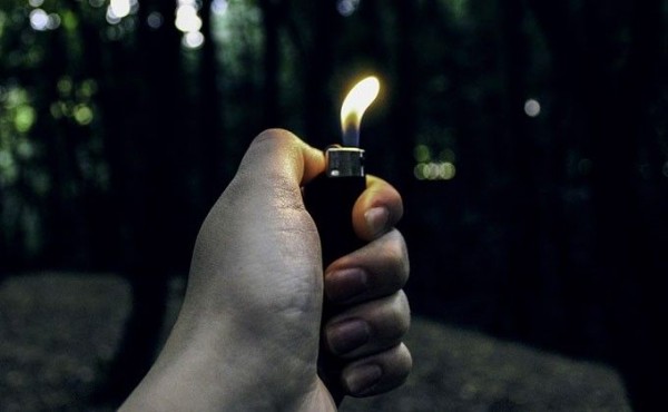 Неприятного человека подожгла заживо женщина из Пятилетки Неприятного человека подожгла заживо женщина из Пятилетки