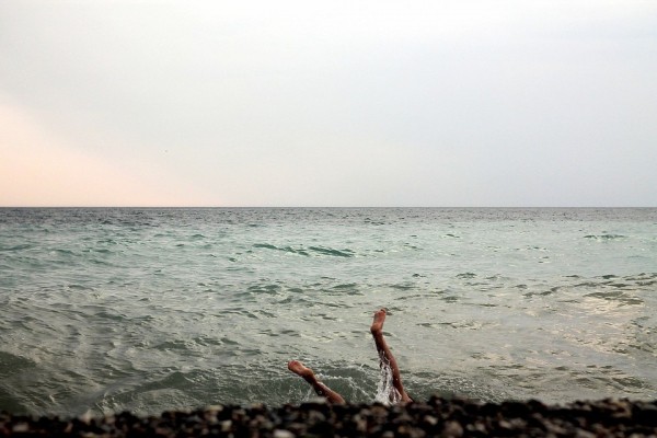 Пьяные мажоры застряли на острове и придумали детей, чтобы за ними в шторм приехали спасатели