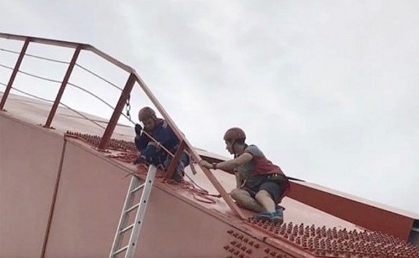 Молодого человека спустили на косынке с арки Бугринского моста Молодого человека спустили на косынке с арки Бугринского моста